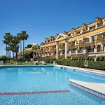 Nikkibeachfront * 马尔韦利亚