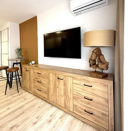 Nikkibeachfront Апартаменти *